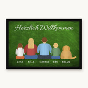 Fußmatte „Herzlich Willkommen“ mit gezeichneter Familie von hinten, Hund und Namen, Mattenfarbe Grün