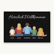 Fußmatte „Herzlich Willkommen“ mit gezeichneter Familie von hinten, Hund und Namen, Mattenfarbe Schwarz