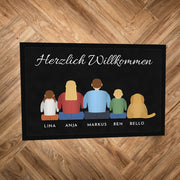Fußmatte „Herzlich Willkommen“ mit gezeichneter Familie von hinten, Hund und Namen, auf Parkettboden