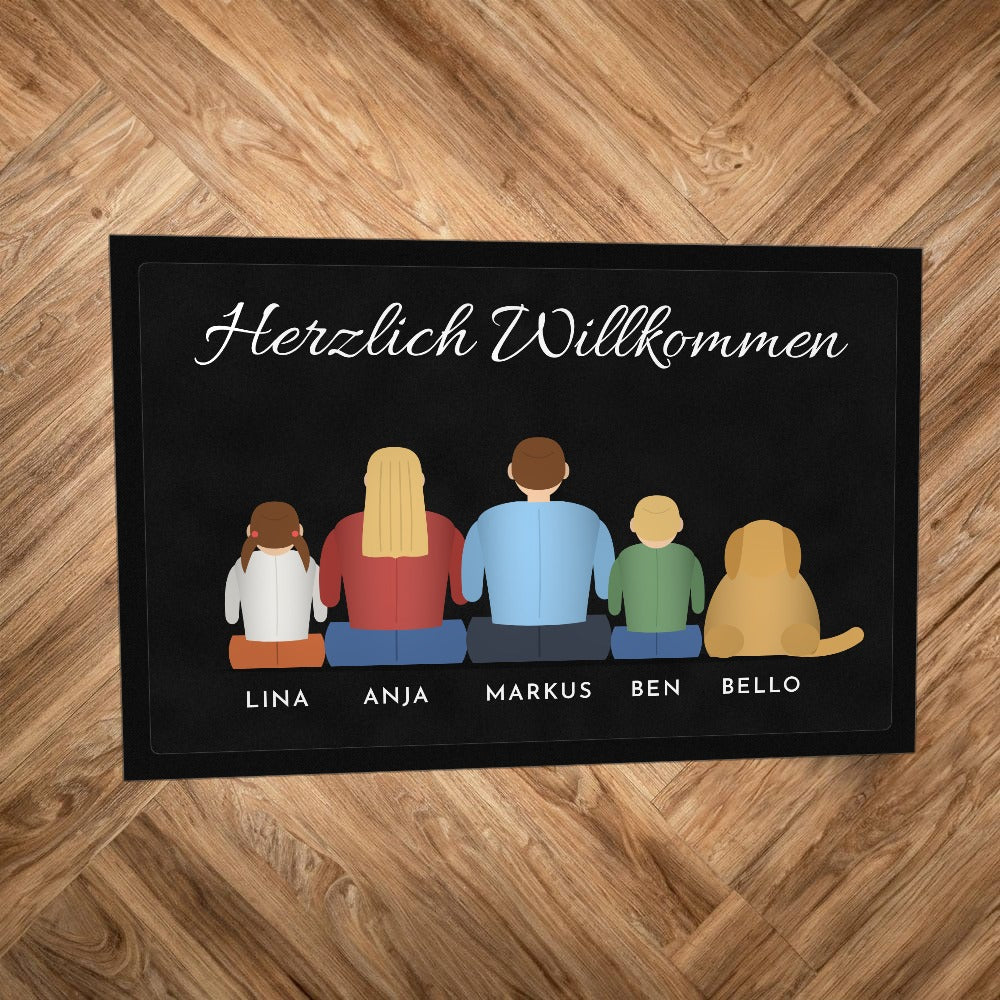 Fußmatte „Herzlich Willkommen“ mit gezeichneter Familie von hinten, Hund und Namen, auf Parkettboden