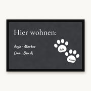 Fußmatte „Hier wohnen“ mit Familiennamen und zwei weißen Pfoten mit Hundenamen, Mattenfarbe Anthrazit