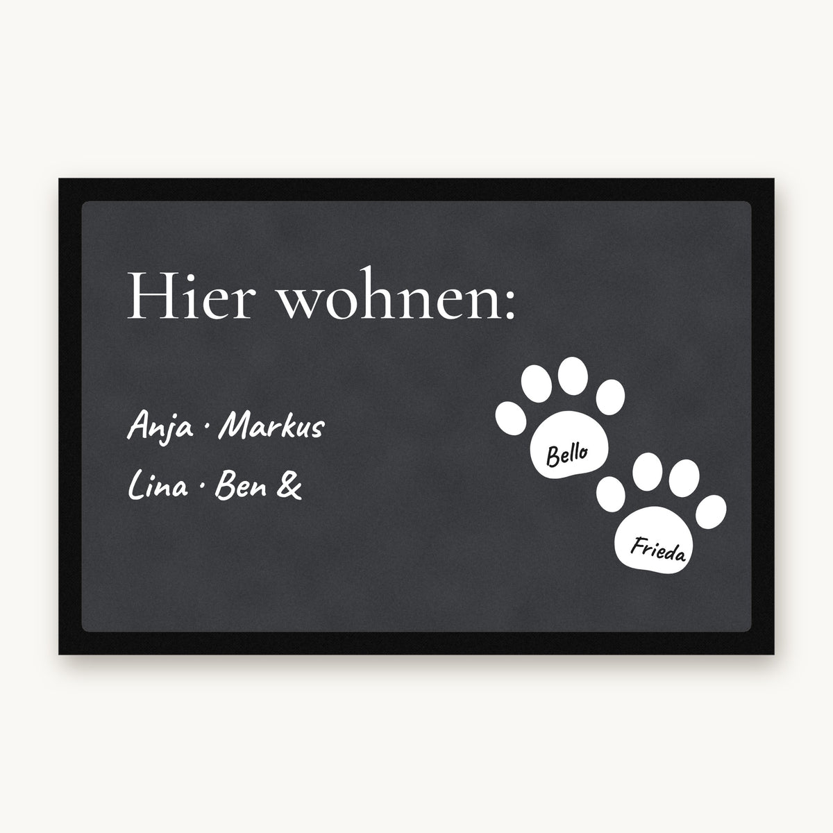 Fußmatte „Hier wohnen“ mit Familiennamen und zwei weißen Pfoten mit Hundenamen, Mattenfarbe Anthrazit