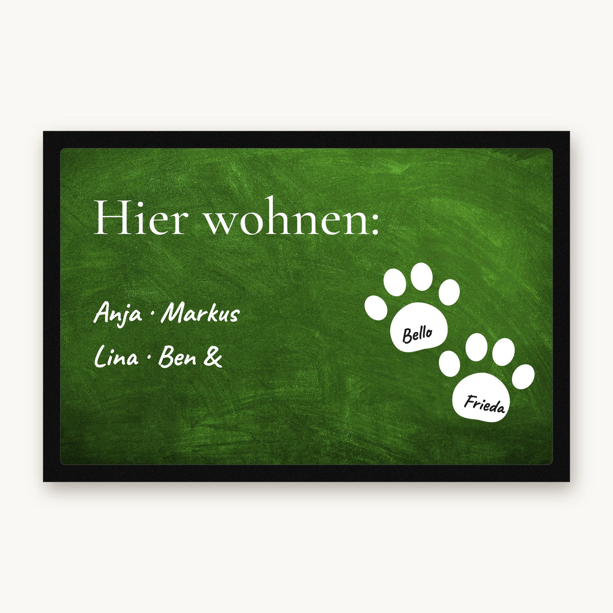Fußmatte „Hier wohnen“ mit Familiennamen und zwei weißen Pfoten mit Hundenamen, Mattenfarbe Grün