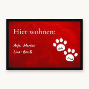 Fußmatte „Hier wohnen“ mit Familiennamen und zwei weißen Pfoten mit Hundenamen, Mattenfarbe Rot