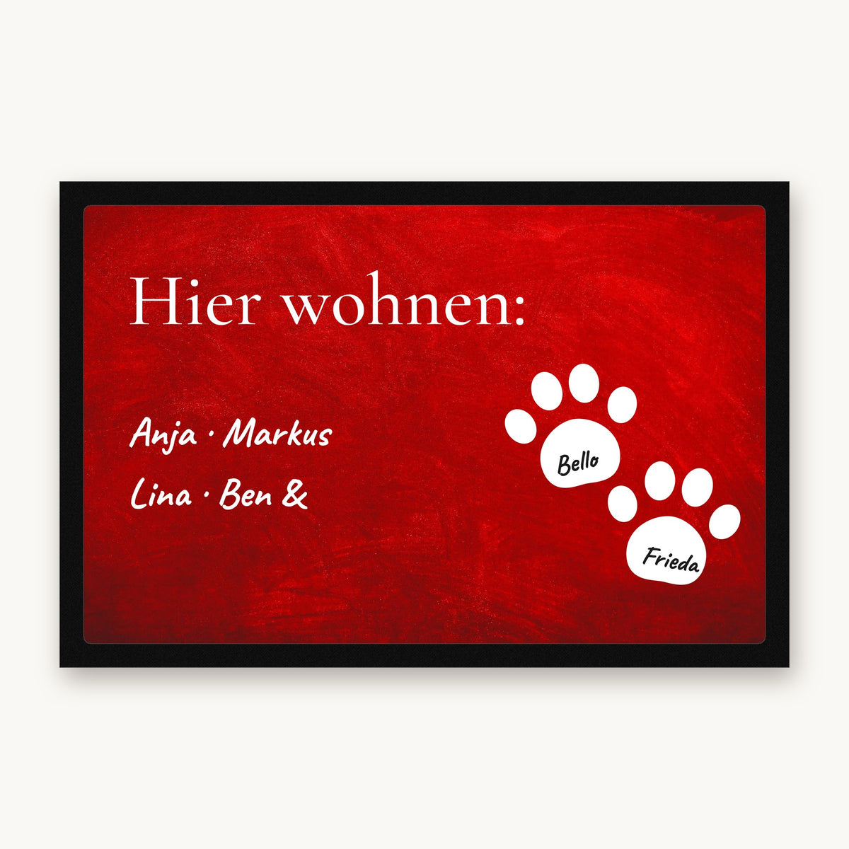 Fußmatte „Hier wohnen“ mit Familiennamen und zwei weißen Pfoten mit Hundenamen, Mattenfarbe Rot
