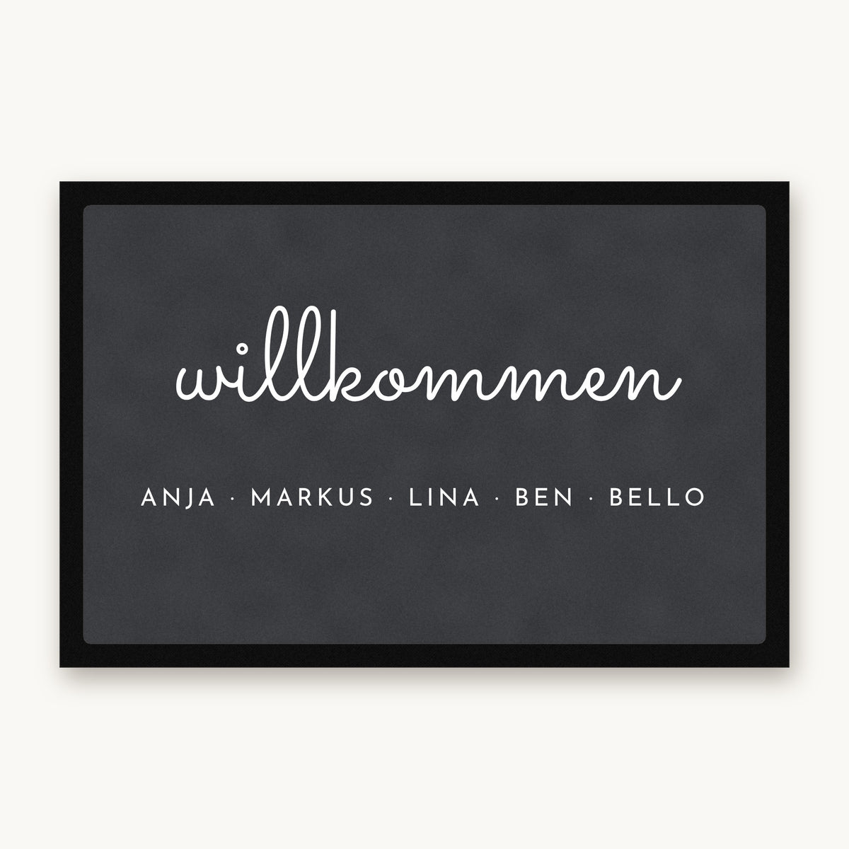 Schlichte Fußmatte „willkommen“ mit den Namen Anja, Markus, Lina, Ben und Bello, Mattenfarbe Anthrazit