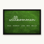 Schlichte Fußmatte „willkommen“ mit den Namen Anja, Markus, Lina, Ben und Bello, Mattenfarbe Grün
