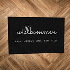 Schlichte Fußmatte „willkommen“ mit den Namen Anja, Markus, Lina, Ben und Bello, auf Parkettboden