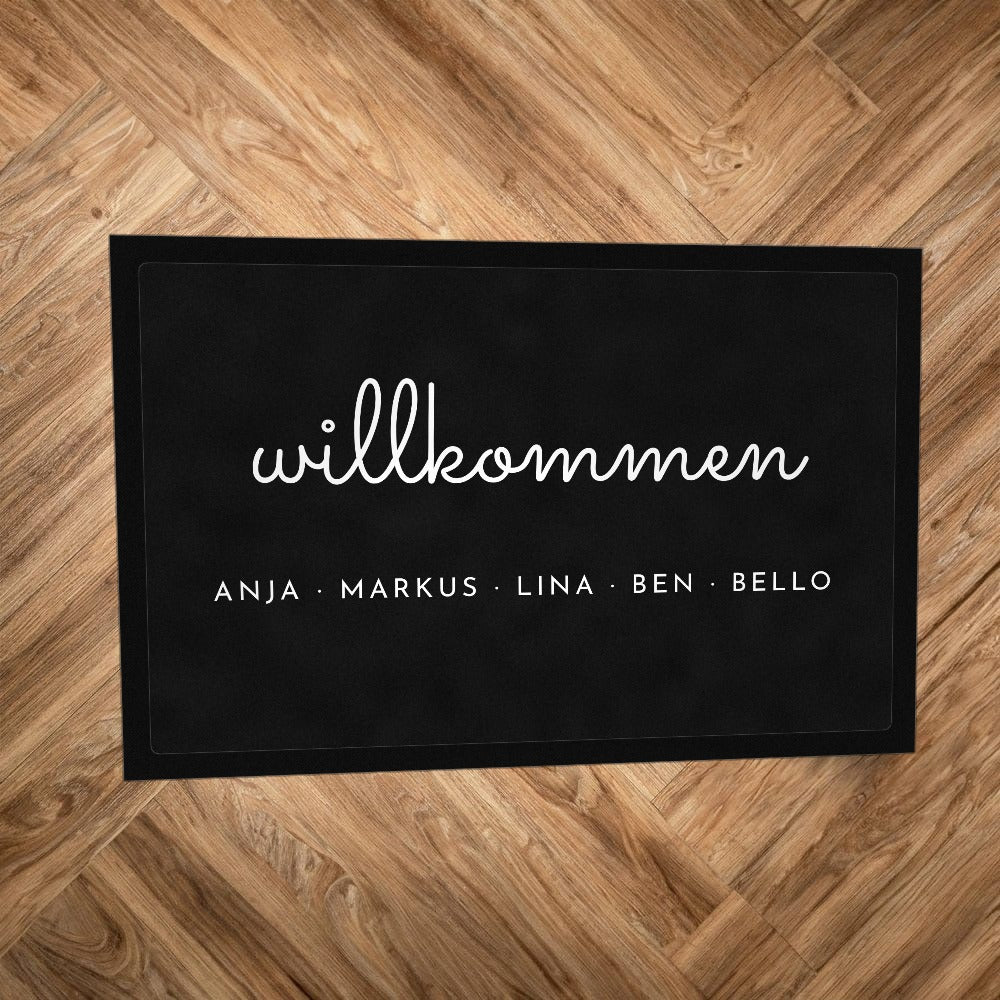 Schlichte Fußmatte „willkommen“ mit den Namen Anja, Markus, Lina, Ben und Bello, auf Parkettboden