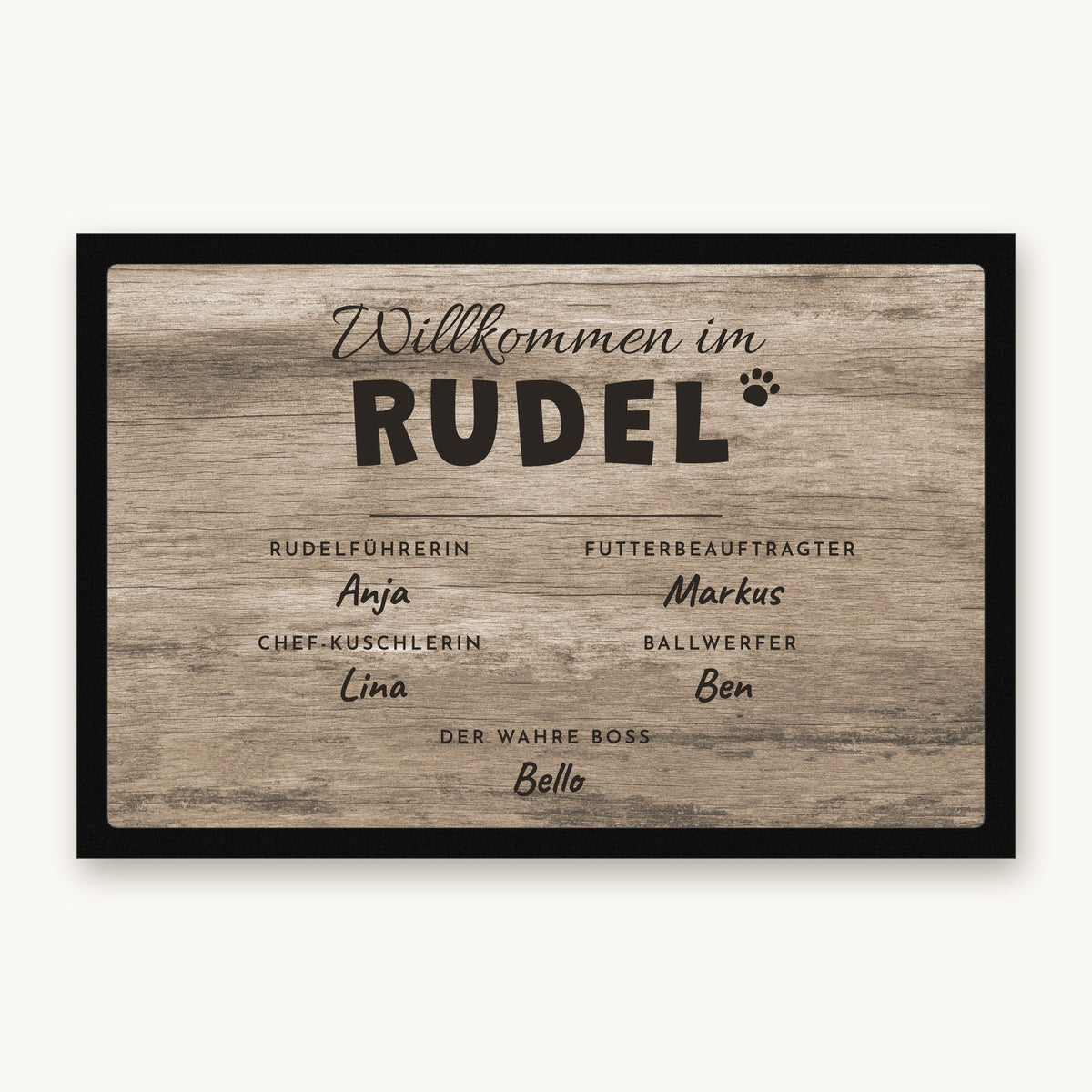 Fußmatte „Willkommen im Rudel“ mit Rollen wie Rudelführerin und Der wahre Boss und Namen, Mattenfarbe Holz