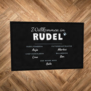 Fußmatte „Willkommen im Rudel“ mit Rollen wie Rudelführerin und Der wahre Boss und Namen, auf Parkettboden