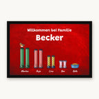 Fußmatte „Willkommen bei Familie Becker“ mit bunten Gummistiefeln, einem Napf und Namen darunter, Mattenfarbe Rot