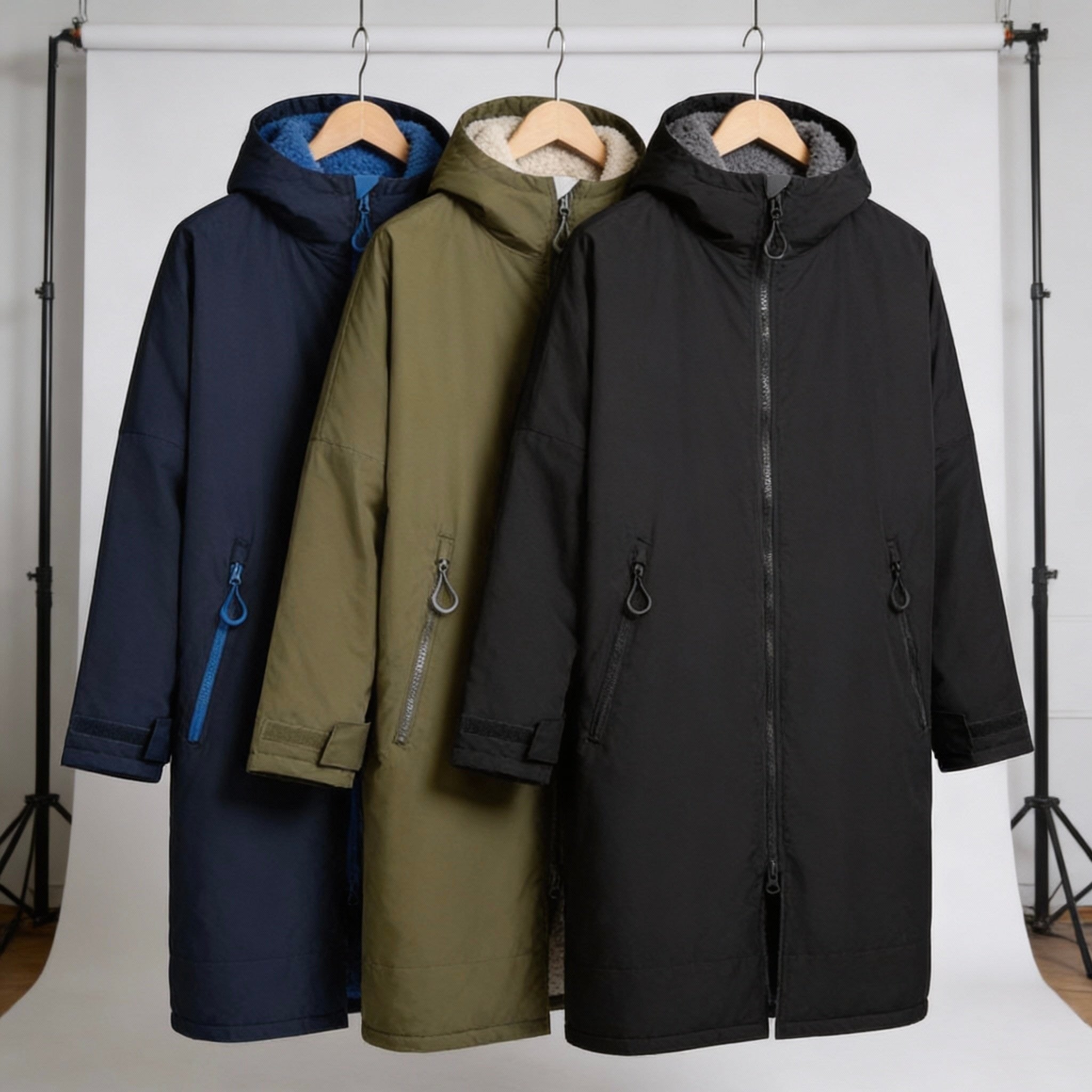 Den Strand- und Gassimantel gibt es in 3 Farben: schwarz, oliv und navy