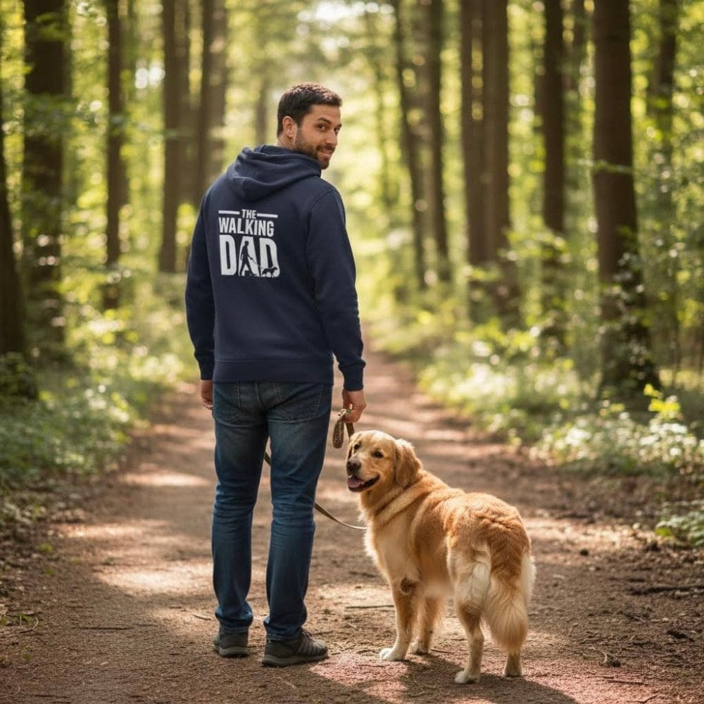 Mann mit Hoodie und Hund im Wald Walking Dad