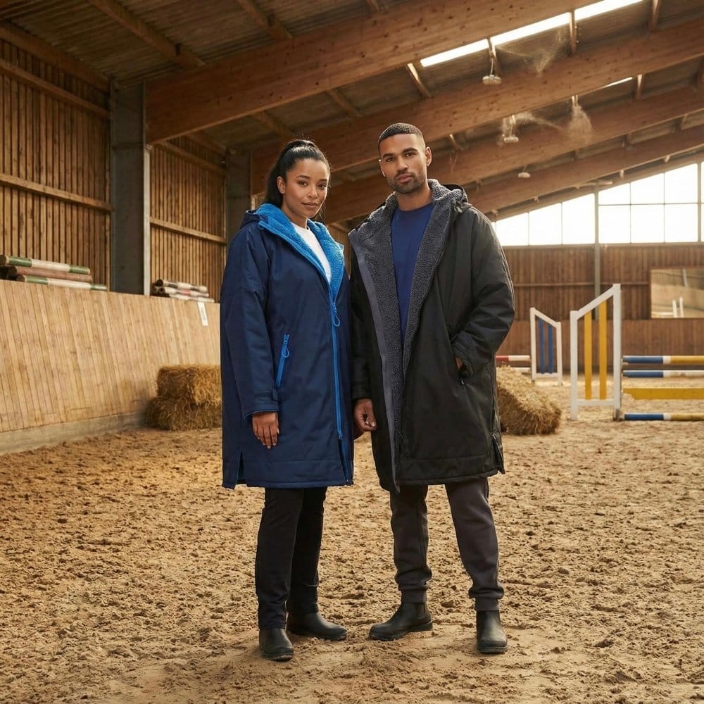 Pferdemenschen im Stall mit warmem, wetterfestem Oversize-Mantel