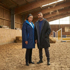 Pferdemenschen im Stall mit warmem, wetterfestem Oversize-Mantel