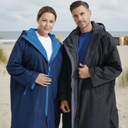 Strandmantel für Strand, Sommer, Wind & Wetter: Die wind- und wasserdichte Außenmembran mit versiegelten Nähten schützt zuverlässig bei Küstenwind, Regenschauern und frischer Meeresluft.