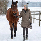 Kuschelige schwarze Strickmütze für Pferdeliebhaber mit Horse-Mom-Design