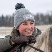Graumelierte Pudelmütze mit Horse-Mom-Motiv auf der Reiterin