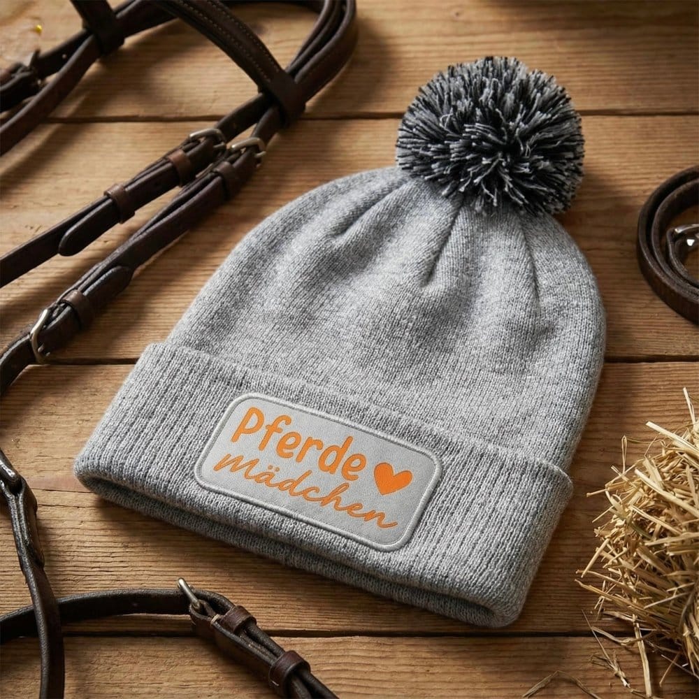 Kuschelige graumelierte Strickmütze für Pferdeliebhaber mit Pferde Mäfchen Design