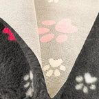 ProFleece Hundedecke anthrazit mit pinken und weißen Pfoten - Tierisch tolle Geschenke