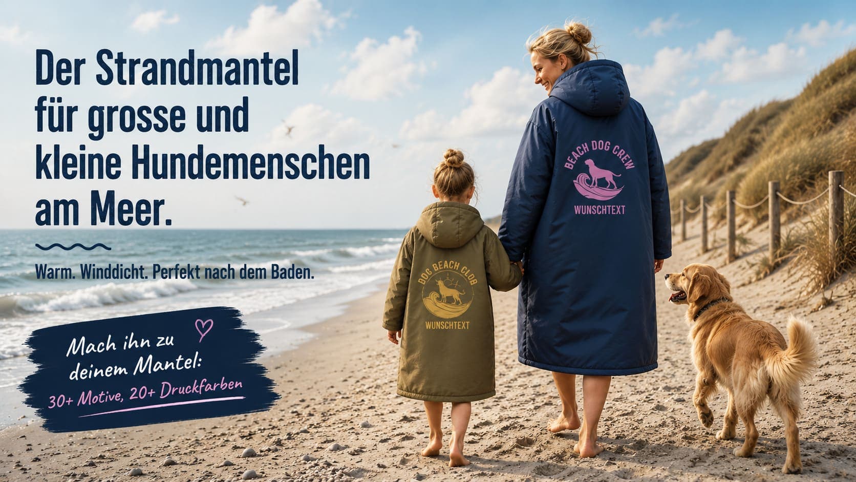 Strandmantel für große und kleine Hundemenschen am Meer – Mutter und Kind mit Hund am Strand, warm, winddicht und personalisierbar mit Motiv und Wunschtext.