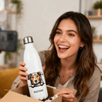 Frau packt personalisierte Hunderasse Thermosflasche aus und freut sich