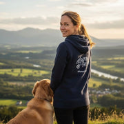 Frau traegt personalisierten Damen Hoodie Hundeliebe Edition – Kapuzenpullover mit Wunschmotiv