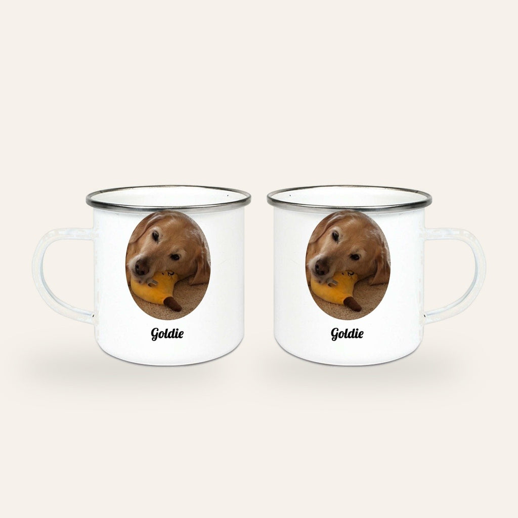 Weißer Emaillebecher mit silbernem Rand, Hundefoto eines Golden Retrievers im Oval und Name Goldie, Ansicht beider Seiten