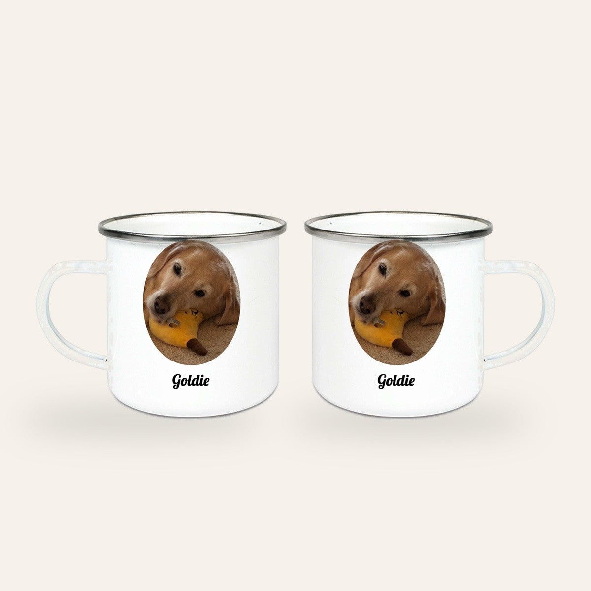 Weißer Emaillebecher mit silbernem Rand, Hundefoto eines Golden Retrievers im Oval und Name Goldie, Ansicht beider Seiten