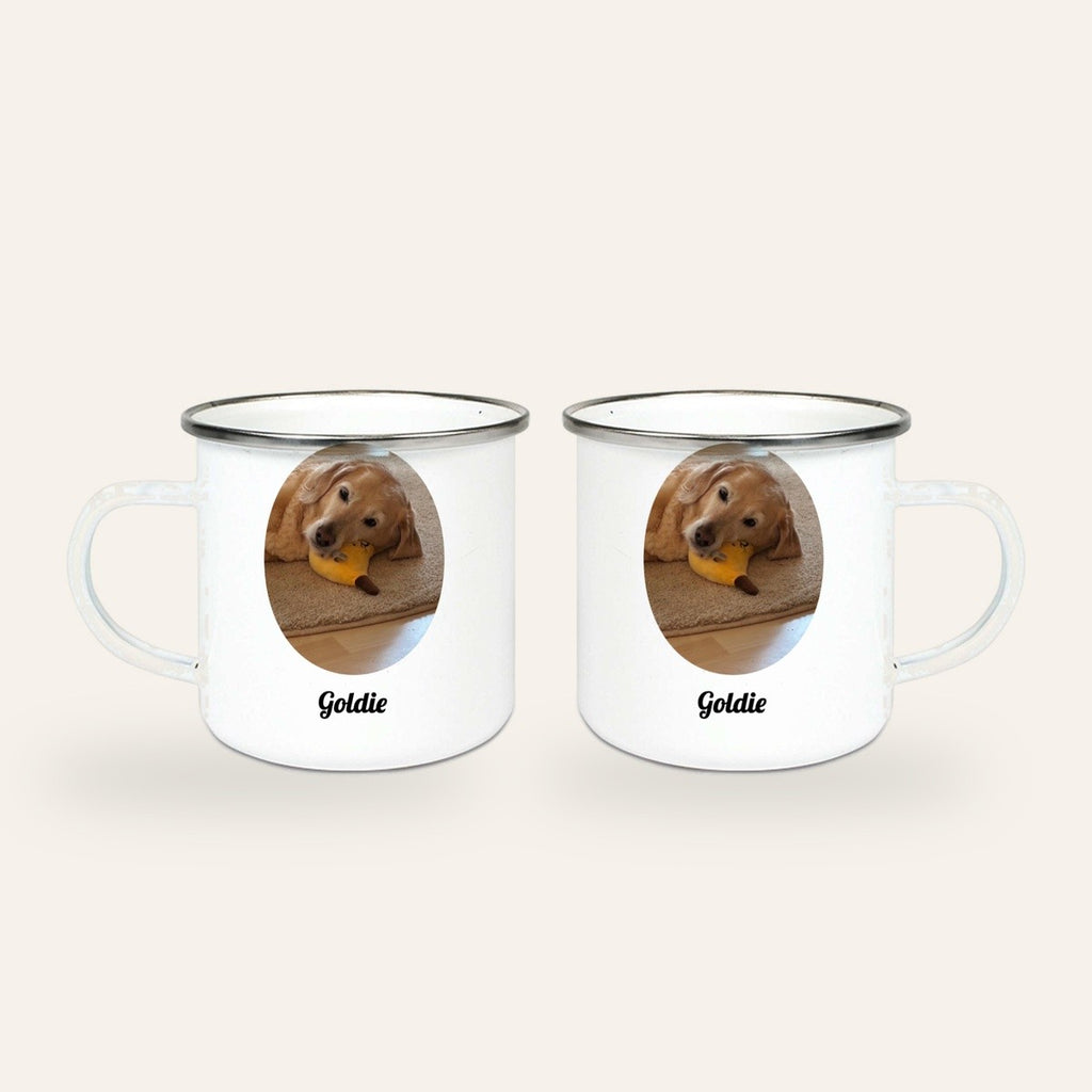 Weißer Emaillebecher mit silbernem Rand, Hundefoto eines liegenden Golden Retrievers im Oval und Name Goldie, Ansicht beider Seiten