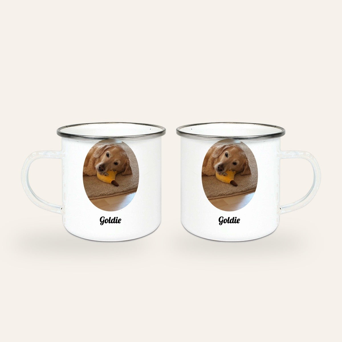 Weißer Emaillebecher mit silbernem Rand, Hundefoto eines liegenden Golden Retrievers im Oval und Name Goldie, Ansicht beider Seiten