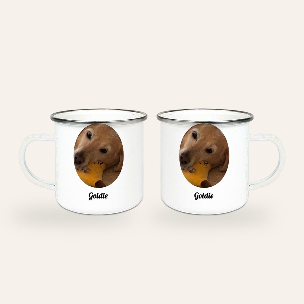 Weißer Emaillebecher mit silbernem Rand, Nahaufnahme eines Golden Retrievers im Oval und Name Goldie, Ansicht beider Seiten