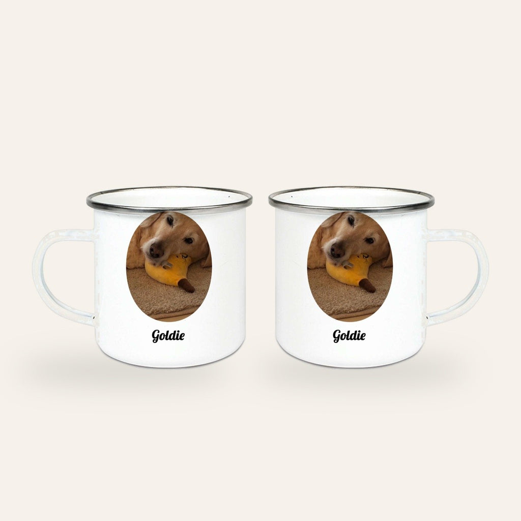Weißer Emaillebecher mit silbernem Rand, Hundefoto eines Golden Retrievers mit Spielzeug im Oval und Name Goldie, Ansicht beider Seiten