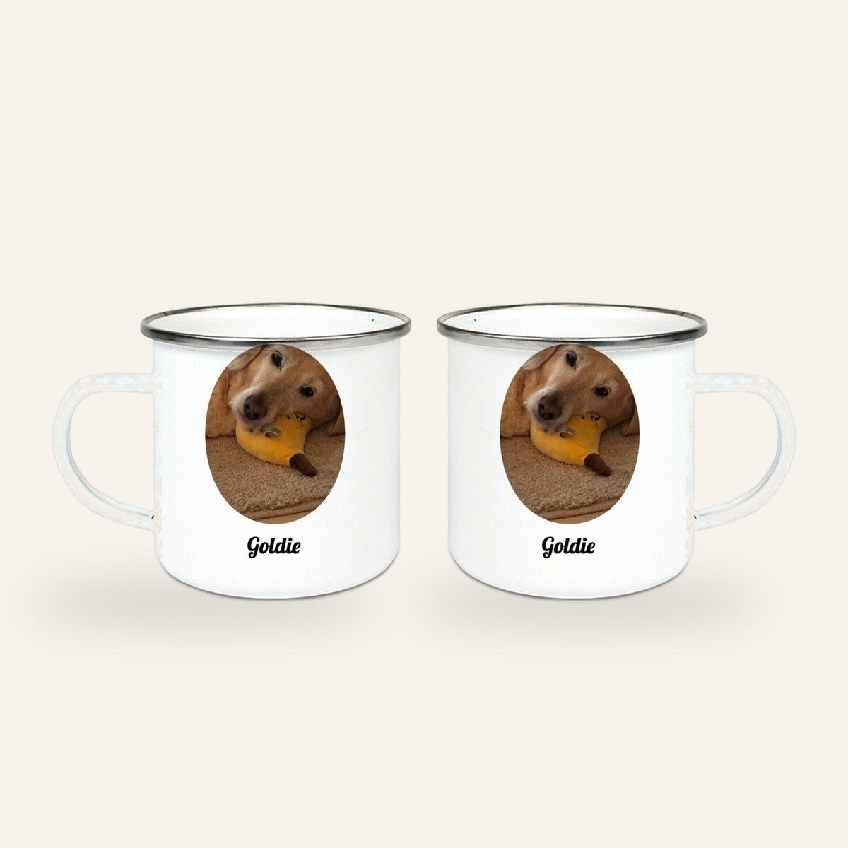 Weißer Emaillebecher mit silbernem Rand, Hundefoto eines Golden Retrievers mit Spielzeug im Oval und Name Goldie, Ansicht beider Seiten