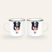 Weißer Emaillebecher mit silbernem Rand, buntes Pop-Art-Porträt eines Border Collies und Name Sky, Ansicht beider Seiten