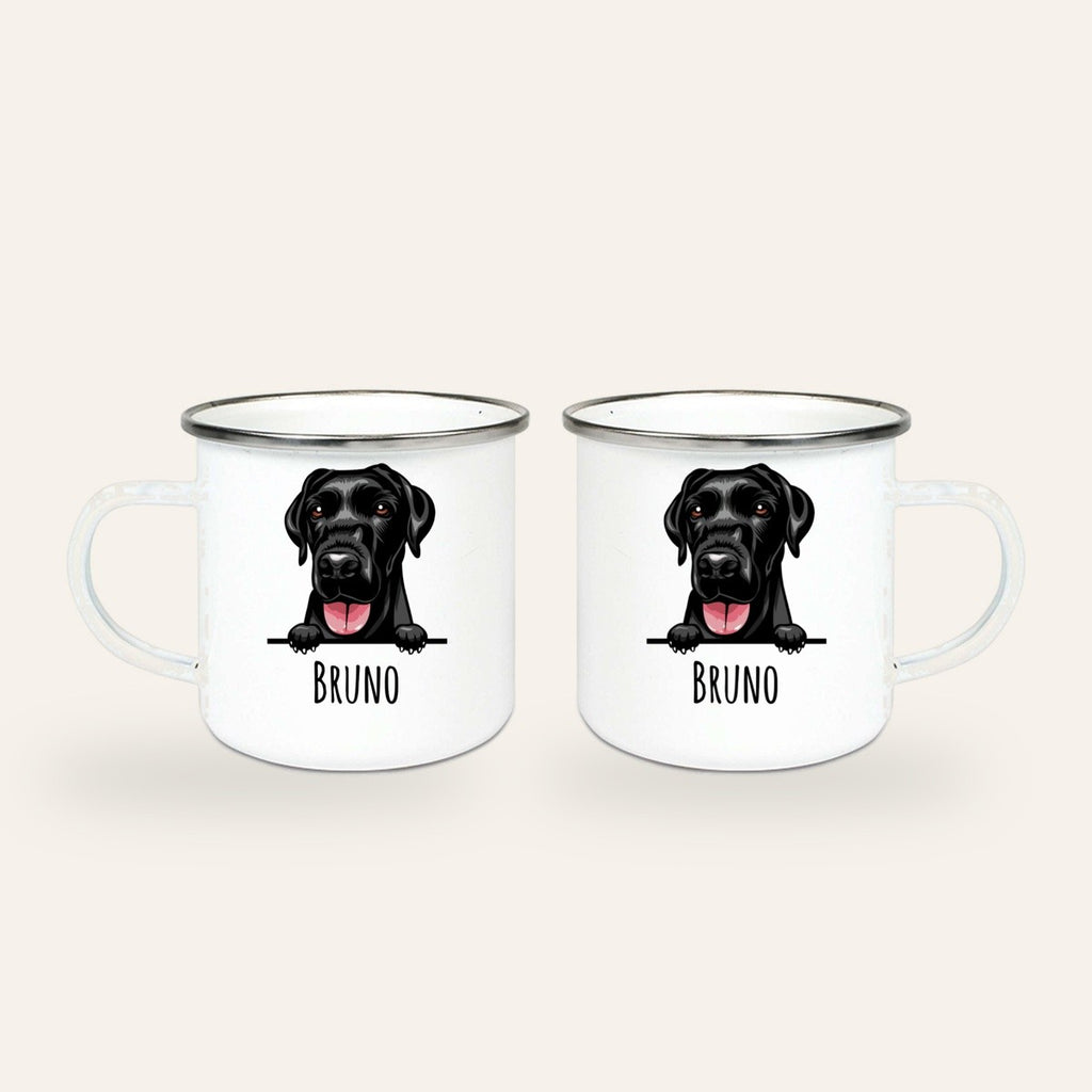 Weißer Emaillebecher mit silbernem Rand, gezeichnetes Porträt eines schwarzen Labradors und Name Bruno, Ansicht beider Seiten