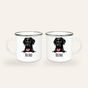 Weißer Emaillebecher mit silbernem Rand, gezeichnetes Porträt eines schwarzen Labradors und Name Bruno, Ansicht beider Seiten