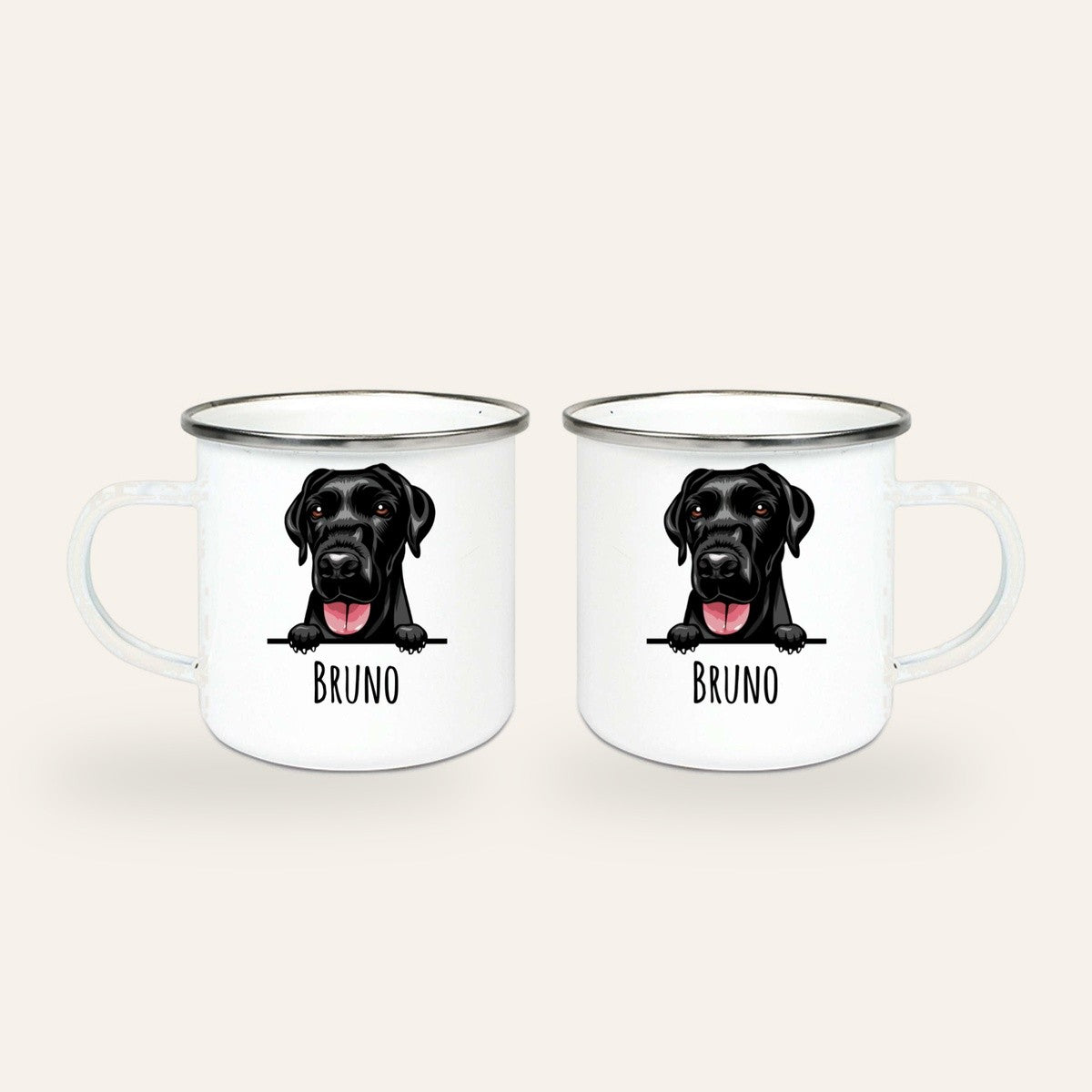 Weißer Emaillebecher mit silbernem Rand, gezeichnetes Porträt eines schwarzen Labradors und Name Bruno, Ansicht beider Seiten