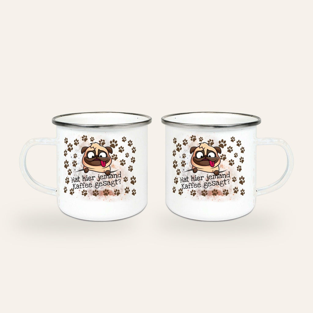 Weißer Emaillebecher mit silbernem Rand mit Mops und dem Spruch Hat hier jemand Kaffee gesagt, umgeben von Pfotenabdrücken, Ansicht beider Seiten
