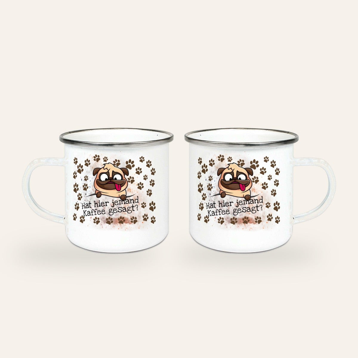 Weißer Emaillebecher mit silbernem Rand mit Mops und dem Spruch Hat hier jemand Kaffee gesagt, umgeben von Pfotenabdrücken, Ansicht beider Seiten