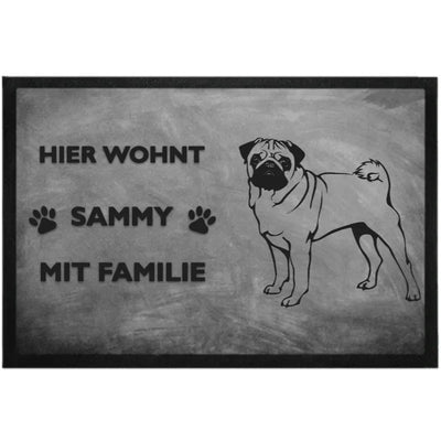 Fußmatte „Hier wohnt“ mit Mops-Motiv, stehend