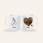 Weiße Fototasse mit Hundefoto im Herz, gezeichneter Hand mit Pfote und dem Namen Goldie, Ansicht beider Seiten