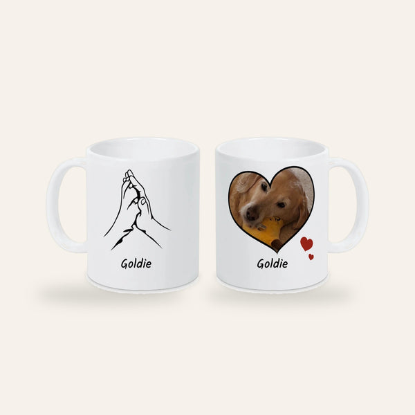 Weiße Fototasse mit Hundefoto im Herz, gezeichneter Hand mit Pfote und dem Namen Goldie, Ansicht beider Seiten
