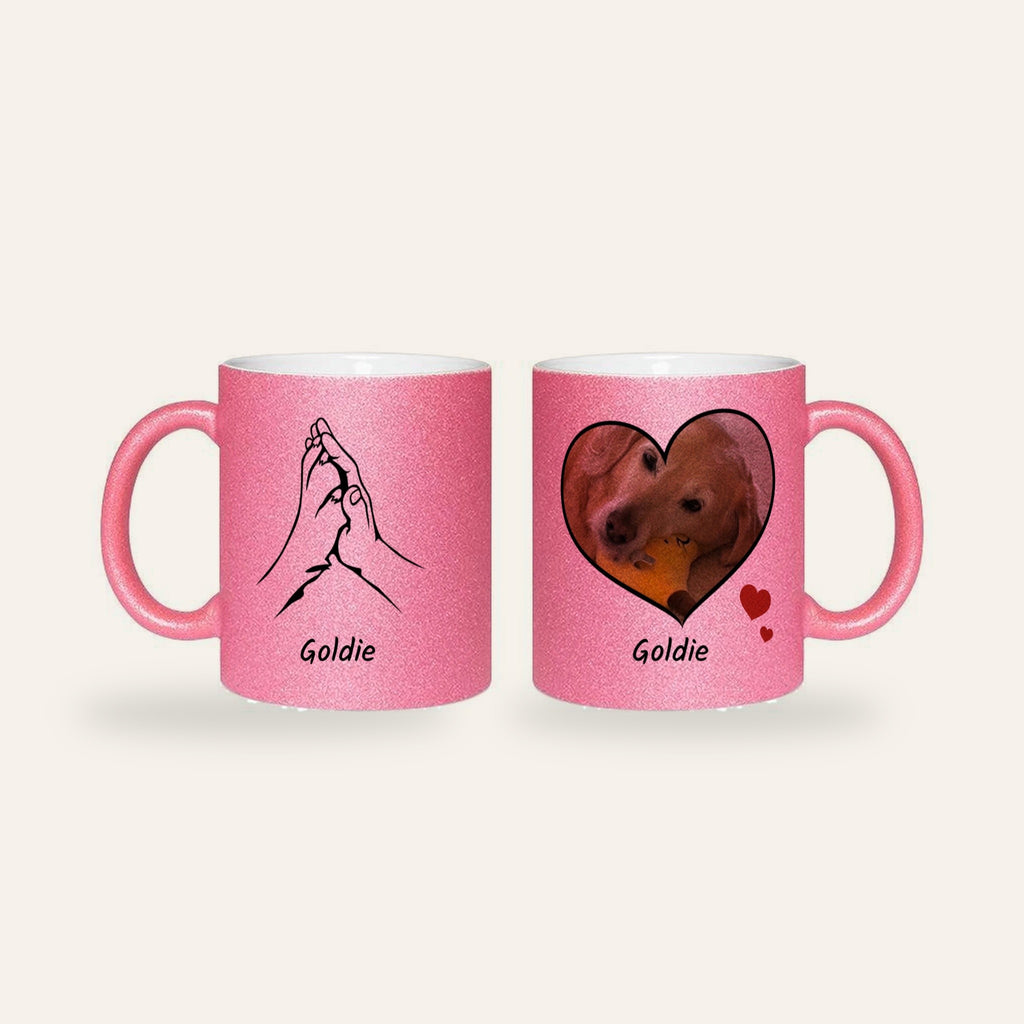Rosa Glitzer-Fototasse mit Hundefoto im Herz, gezeichneter Hand mit Pfote und dem Namen Goldie, Ansicht beider Seiten