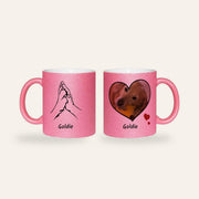 Rosa Glitzer-Fototasse mit Hundefoto im Herz, gezeichneter Hand mit Pfote und dem Namen Goldie, Ansicht beider Seiten