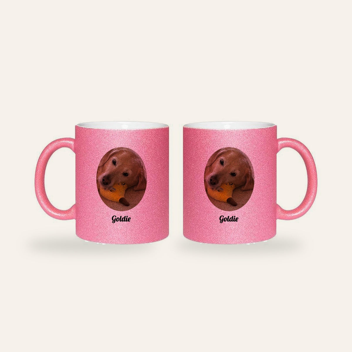 Rosa Glitzer-Fototasse mit Hundefoto im Oval und dem Namen Goldie, Ansicht beider Seiten