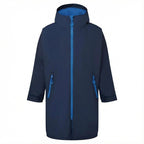 Personalisierbarer Gassi-Mantel für Hundebesitzer, wetterfest und warm, Frontansicht mit Kapuze in Farbe navy