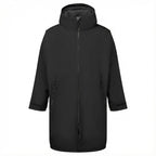 Personalisierbarer Gassi-Mantel für Hundebesitzer, wetterfest und warm, Frontansicht mit Kapuze in Farbe schwarz