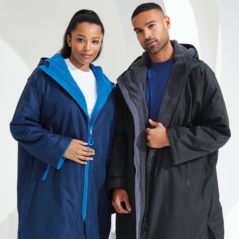 Personalisierbarer Gassi-Mantel für Hundebesitzer, wetterfest und warm, Frontansicht mit zwei Models